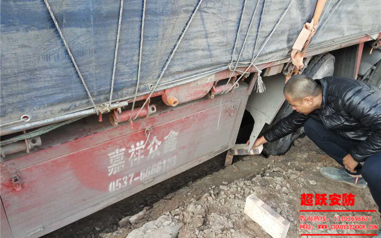 2017年10月24日工地大車陷進(jìn)泥里，工人師傅們齊心協(xié)力***后成功解決問題。